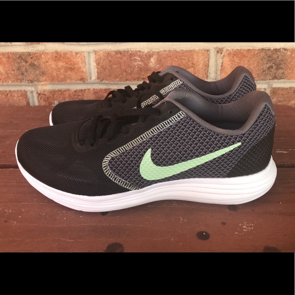 New Nike revolution 3 size 7.5